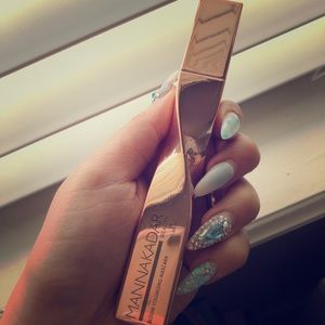 MANNAKADAR Beauty Bloom Volumizing mascara